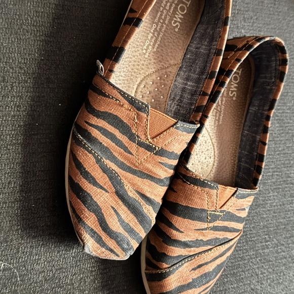 Toms Tiger Print - Picture 2 of 2